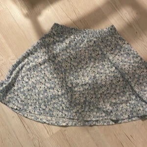 Blommig somrig kjol - Använt en gång därför säljer jag dom är som en one size då jag har s och den sitter bra 