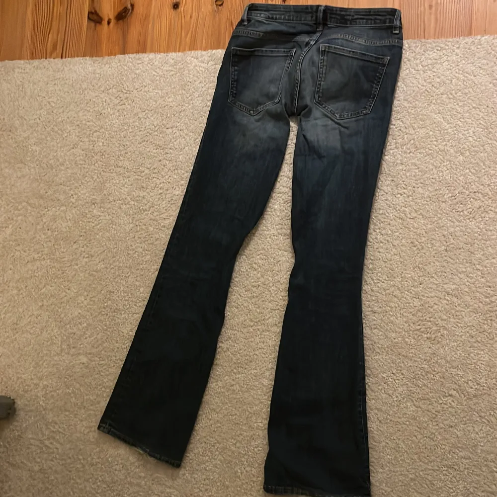 Jag säljer mina fina Lindex jeans som jag köpte för kanske två år sedan. Jag har gjort om dem till lågmidjade jeans för ett tag sedan men de blev för korta där bak på mig tyvärr, kontakta för mått💕😋. Jeans & Byxor.