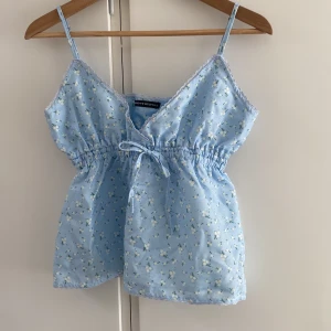 Blommigt linne - Jättefint linne från brandy Melville. Säljer då jag tyvärr inte fått någon användning för den:( så fin till sommaren🌸☀️💕