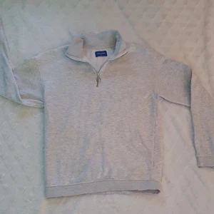 Jack%jones zip tröja - Det är en jack%jones zip tröja som är väldigt sparsamt använd, skriva privat för dler bilder. Det är storlek Xs men den ör lite större i storlek så passar även mig som är 170