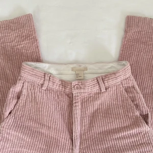 Manchesterbyxor Hm - Säljer mina finaste manchesterbyxor från Hm i nyskick! Köpta på Sellpy, superfina men kommer ej till användning! Skriv vid intresse eller för fler bilder💞🙌