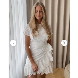 Klänning - Agnes klänning från BYIC. Passar fint som studentklänning! Den är oanvänd då jag köpte två storlekar men väntade för länge med att skicka tillbaka denna och därför säljer jag här. Klänningen är slutsåld på BYIC. Ordinarie pris är 630 kr. 