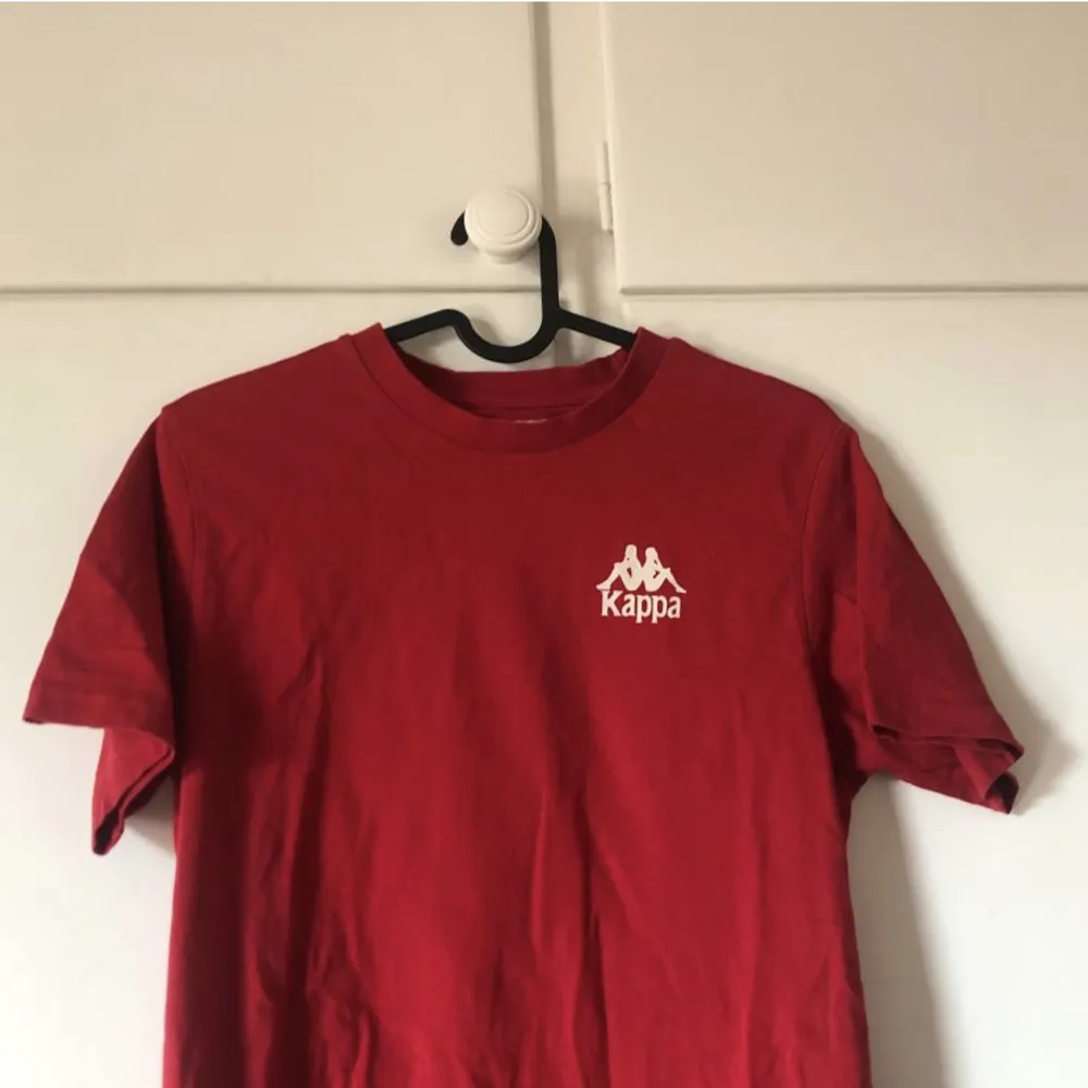 Röd kappa tshirt i bra skick, säljer för att den ej kommer till användning:). T-shirts.