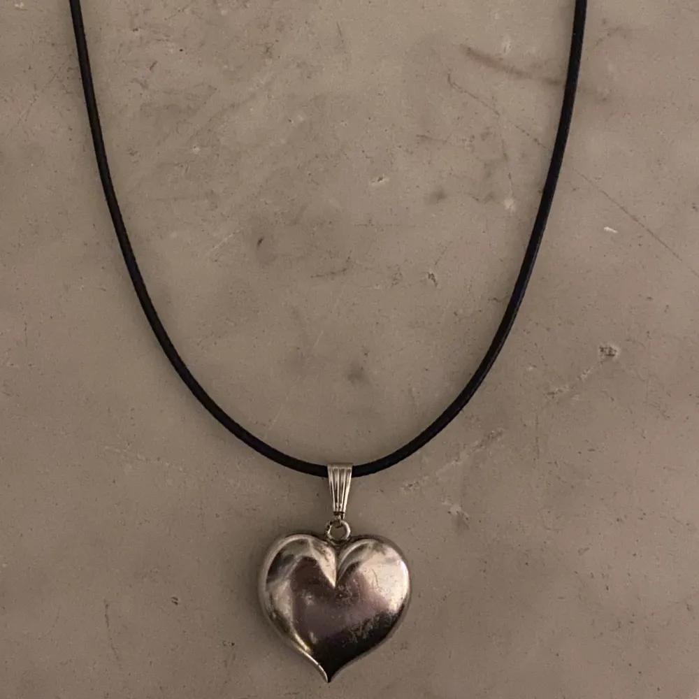 Chrome Heart Shaped Pedant Necklace   90s style   In used vintage condition, slight scratches as seen in pictures   Length is adjustable   DM me for more pictures  . Accessoarer.