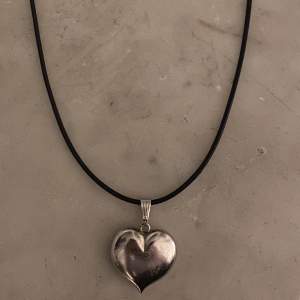 Chrome Heart Shaped Pedant Necklace   90s style   In used vintage condition, slight scratches as seen in pictures   Length is adjustable   DM me for more pictures  
