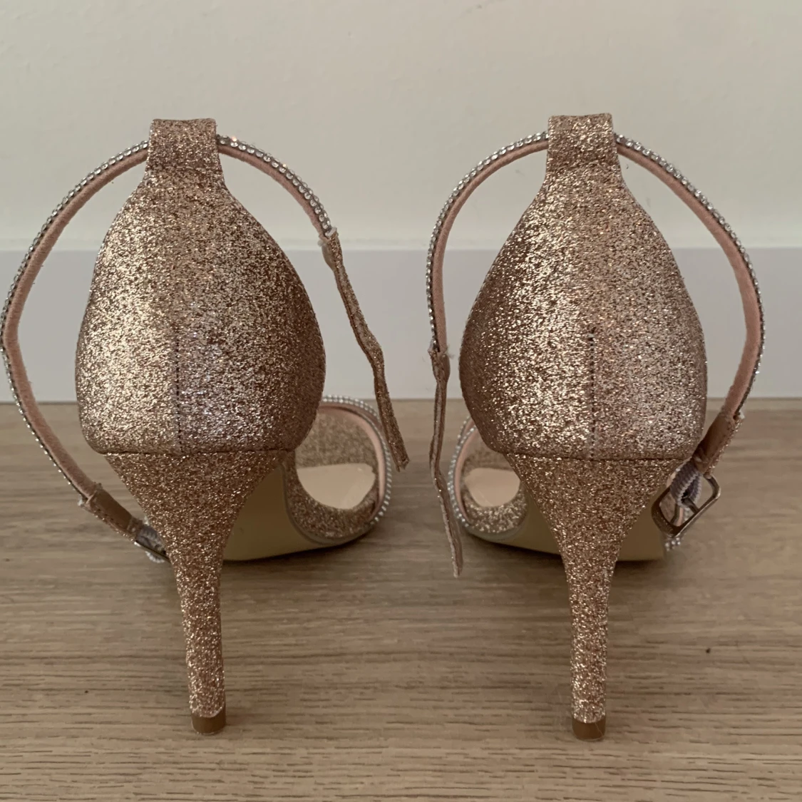 Nya oanvända Klackskor i champagne färg (35) - 91