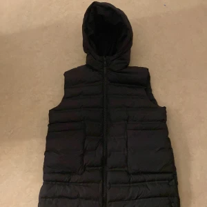 Väst - Denna har använt en gång. Denna väst käns som xs men är 11-12 den är lång 152 cm
