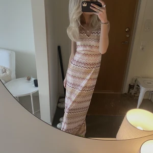Långklänning  - Så himla fin missoni mönstrad långklänning från märket drylake, storlek L men skulle mer säga att den är som en s eller m, jag är 175 och den går ner till marken på mig vilket långklänningar inte ofta gör:/ älskar denna sååå mycket!!!