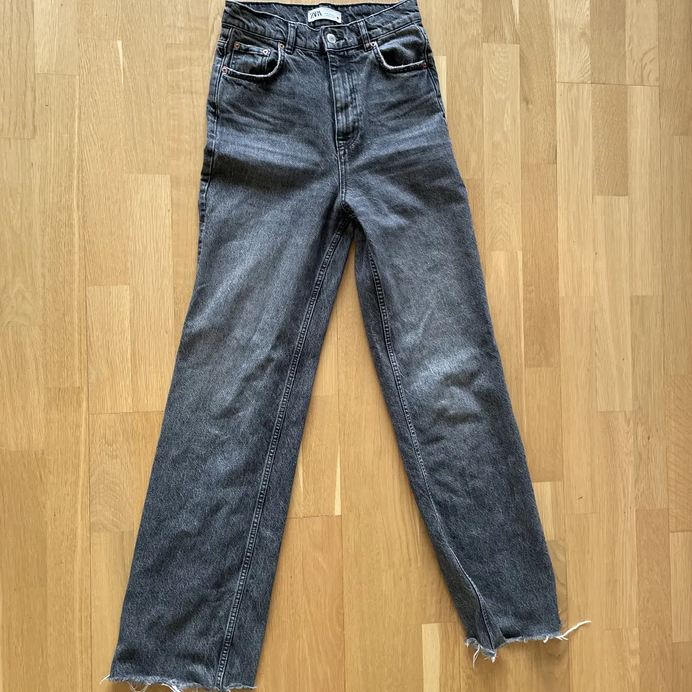 mina favorit jeans från zara har blivit för små. De är i bra skick🫶🏼 100kr+frakt. Jeans & Byxor.