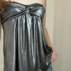 Festtopp!  - Säljer denna festtopp det står storlek 12 vet inte vad det motsvarar med skulle säga M❤️