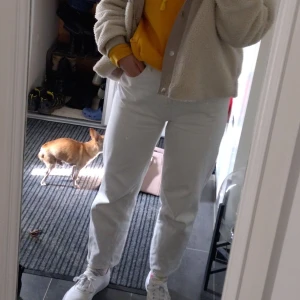 Jeans - Vita high waisted jeans. Lösa vid benen men sitter åt vid dem rätta ställena. Köpte dem online och därav står där inget märke med. I storlek M