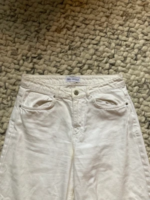 Vita jeans Zara  - Väldigt somriga byxor från Zara! 🌸 strl 36  Fint skick!  100% bomull   Pris: 175kr inklusive frakt 
