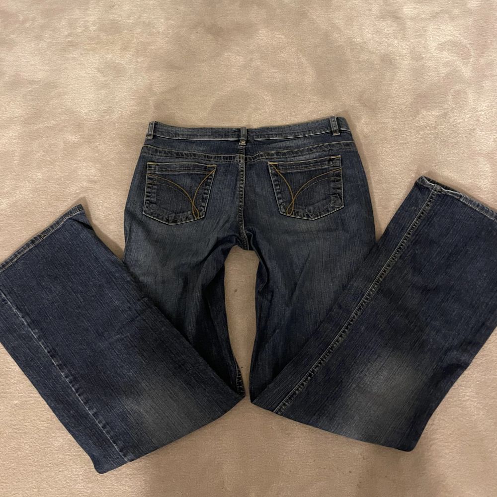 Jätte snygga lågmidjade bootcut jeans från esprit! De står ingen specifik storlek förutom regular, men midjemått: ca 86cm, innerbenslängden: 85cm!. Jeans & Byxor.