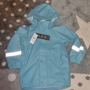 Kaxs regnjacka 110-116  - Ny regnjacka Kaxs 