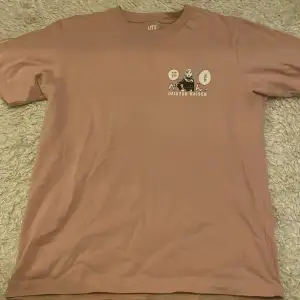 Ljus rosa anime t-shirt från uniqlo, storlek xs men sitter som S, nytt skick, säljer pga den inte kommit till användning, Köparen står för frakt❤️❤️❤️