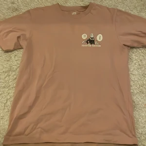 Anime t-shirt - Ljus rosa anime t-shirt från uniqlo, storlek xs men sitter som S, nytt skick, säljer pga den inte kommit till användning, Köparen står för frakt❤️❤️❤️