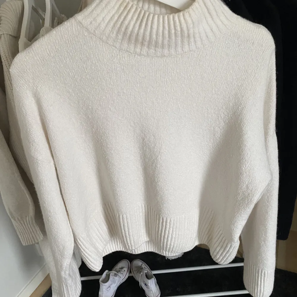 Hej!  Säljer denna vita stickade tröja ifrån & Other stories i storlek S som är i mycket fint skick. Sparsamt använd och väldigt mysig tröja. Passar perfekt både på vintern och sommaren som en överdragströja. 💗. Stickat.