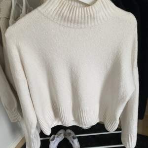Hej!  Säljer denna vita stickade tröja ifrån & Other stories i storlek S som är i mycket fint skick. Sparsamt använd och väldigt mysig tröja. Passar perfekt både på vintern och sommaren som en överdragströja. 💗