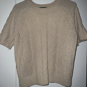 Stickad topp - Stickad topp i storlek M. Använt 2 gånger. Jätte fin topp som passar bra till sommaren. Mjuk och skön passform❤️