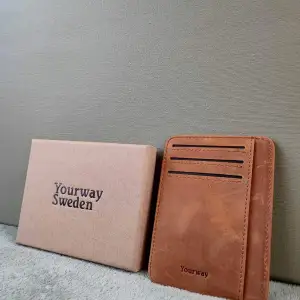 Nya korthållare/plånböcker i läder med RFID dvs skydd mot skimmning.4 fack på varje sida. Vill ni köpa fler så finns det.