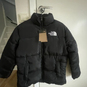 Sprillans ny north face jacka svart strl M - En helt ny north face jacka säljes. Endast testad! Strl M, priset är prutat och klart vill bara ha av med den! 