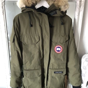 Canada goose jacka - Militär grön Canada Goose jacka Otroligt varm! I begagnat skick, men fräsch. 
