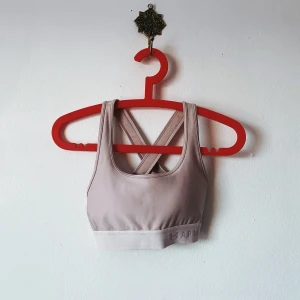 Oanvänd sportbh från Under Armour - Insåg att rosa inte passade mig, helt oanvänd. Kommer inte ihåg vad nypris var men var nog några hundringar iaf✨