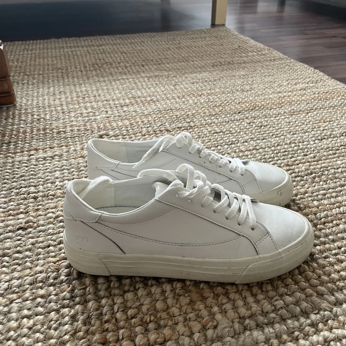 Vita sneakers i skinn - 90