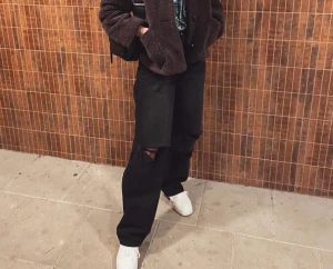 Baggy jeans - Svarta slitna jeans från boohoo i storlek 36, säljer pga inte min stil längre, dom har använts flitigt men är ändå i bra skick. Pm för fler bilder eller frågor:)