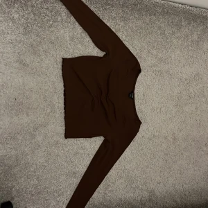 Brun topp - En topp i storlek L. Den är i bra skick eftersom den inte har använts så mycket. Frakt står inte på mig.