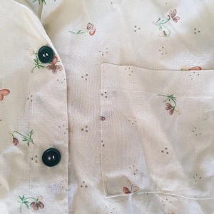 Söt vintageblus - Söt, blommig blus. Köpt på vintage butik i Australien.