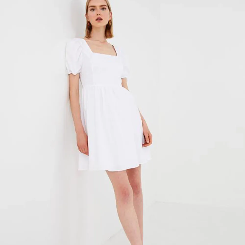 En vit klänning som endast är använd vid ett tillfälle och är där med i bra skick! Passar perfekt som studentklänning eller avslutningsklänning🤍storleken är M men passar säkert S också. köparen står för frakten. Klänningar.
