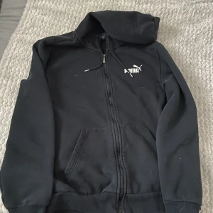 Puma  - Puma zip up, ganska använd men väldigt fint skick, den har hundhår men allt går bort i tvätten :))
