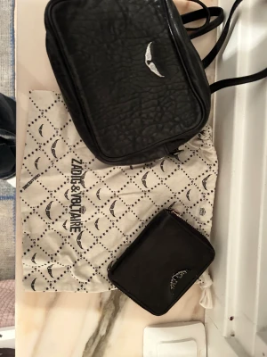 Zadig väska och zadig plånbok - Säljer en asfin zadig väska och plånbok🖤 säljer båda gör 1500kr eller om man vill köpa plånboken för 600 och väskan för 1200🪩💋 