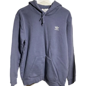 Lila hoodie från Adidas Originals - Lila hoodie från Adidas i välanvänd men i gott skick