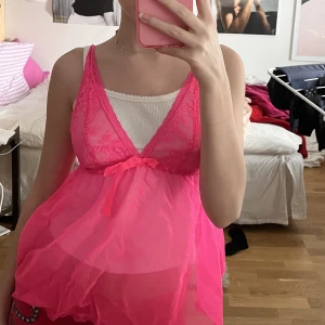 neonrosa linne - syns som tusan!😍 genomskinligt men så fint att ha tubtopp eller linne under. Från gina tricot men köpt second hand 