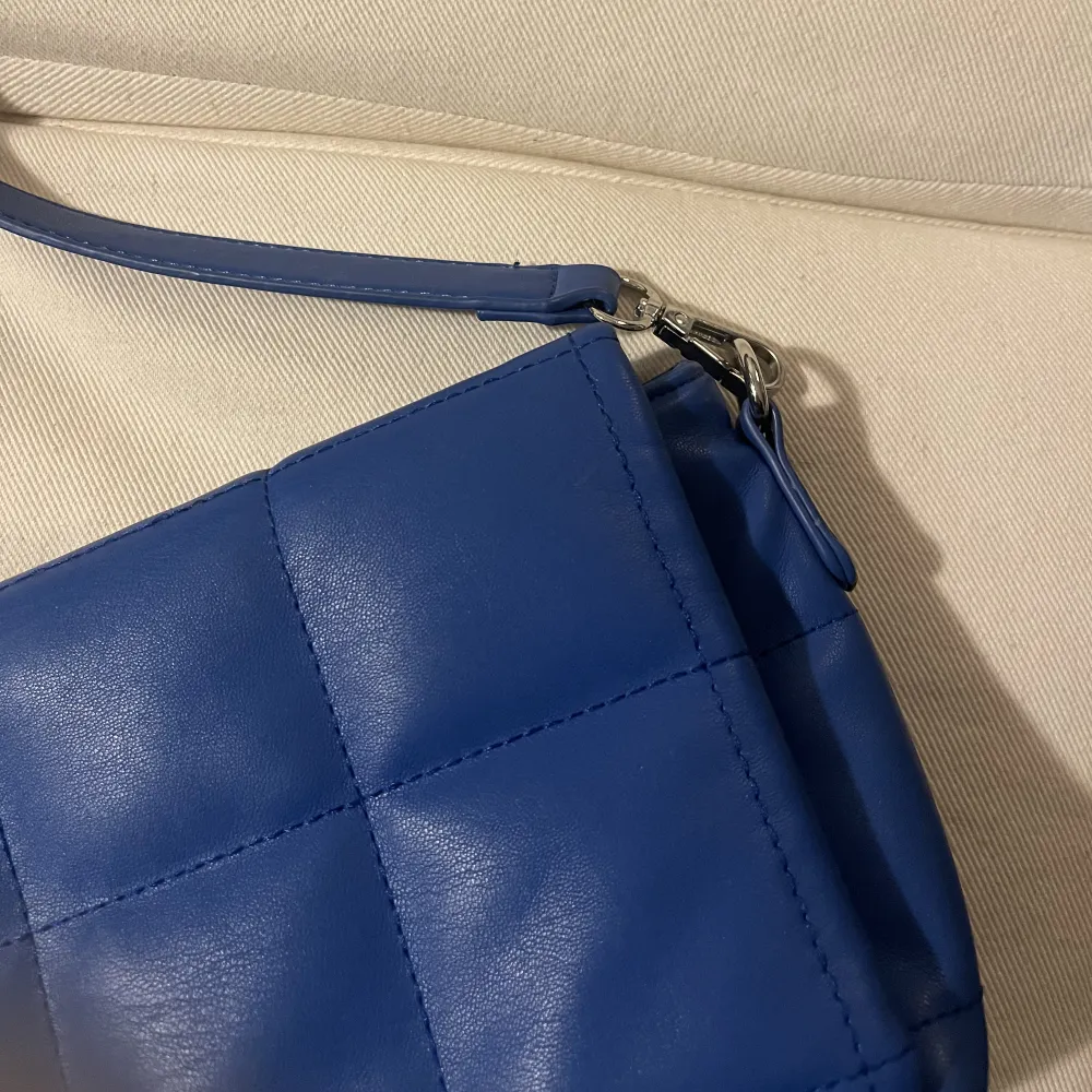 En blå axelremsväska från ONLY, köpt från zalando💙👜. Väskor.