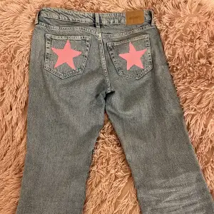 Weekday jeans i modellen arrow med rosa stjärnor på bakfickorna ⭐️ skriv privat för bild på passform samt mått💗