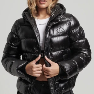 Superdry jacka - Svart glansig slutsåld superdry vinterjacka. Bra skick och säljs då jag tröttnat på den💘