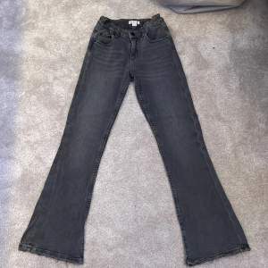 Säljer dom hära utsvängda jeans som är midwest/lowest från gina young för att dem är för korta för mig. Dem är i stolek 152/12 år (dem ska vara slitna i modellen där nere vid bena)