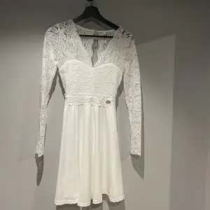Säljer min fina vita klänning, använd en gång! I storlek 34!😇