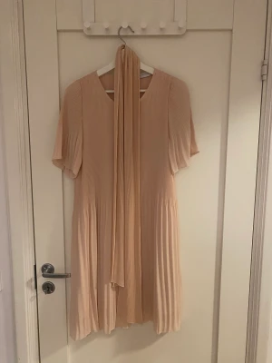 Plisserad klänning från Cathrine Hammel - Jättefin klänning från Cathrine Hammel som är mycket sparsamt använd. Perfekt timm sommarfester och skolavslutningar ❤️  Nypris: 2000kr