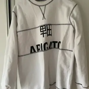 Skön sweatshirt från Arigato, använd ett antal gånger men riktigt fint skick. Inköpt för 1500. 