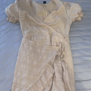 klänning - beige klänning från shein i storlek S. använd 1 gång. sitter jätte fint är ganska kort den går bara över rumpan.