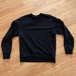 Jack & Jones PREMIUM sweatshirt med dropped shoulders. Size S, relaxed fit. Använd ett fåtal gånger, mycket bra skick. Skicka DM vid frågor. Spana gärna in mina andra annonser också!