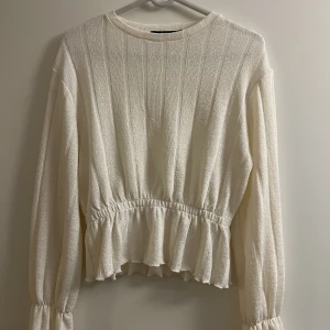 Tröja Gina Tricot  - En fin beige tröja från Gina Tricot. Den är i storlek xs men passar även S. Skriv för mer info och vid intresse 😊 (KAN GÅ NER I PRIS VID SNABB AFFÄR) 