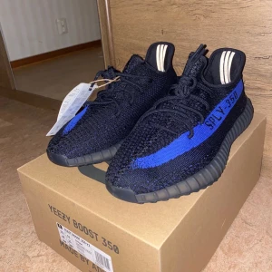Yeezy 350 Blue - WTS Yeezy Boost 350 V2 Dazzling Blue🥶 Storlek 46(4000kr)💰 DS❗️ Meet up i Stockholm🏙️ Köpare står för frakt📦 Kvitto✅