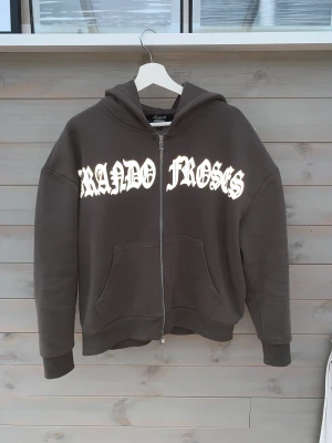 Brand of roses zip hoodie - Brand of roses zip hoodie Fint skick  Storlek M (passar även S) (Nypris 1000 kr)