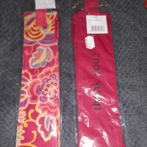 2 st vinpåsar  - Hej  Säljer 2 st vinpåsar, ena med blomma på och en röd med text där det står thank you!, helt nya inte öppnade. 20 kr för båda. Finns i eslöv att hämta kan med skickas frakt tillkommer. Tar swish och kontanter.