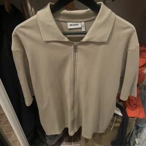 Piké med dragkedja, olivfärgad, storlek L - Snygg piké med dragkedja hela vägen från weekday, olivgrön, storlek L, använda ca 3 gånger.